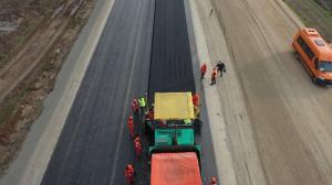 Primul strat de asfalt pe Drumul Expres Craiova - Pitești. Cum arată mobilizarea de pe șantier: sute de utilaje și 1400 de muncitori