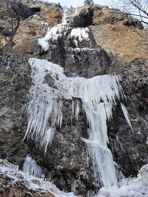 Regatul de gheață în Parcul Național Cozia. Apa de pe versanți s-a transformat în draperii de gheață