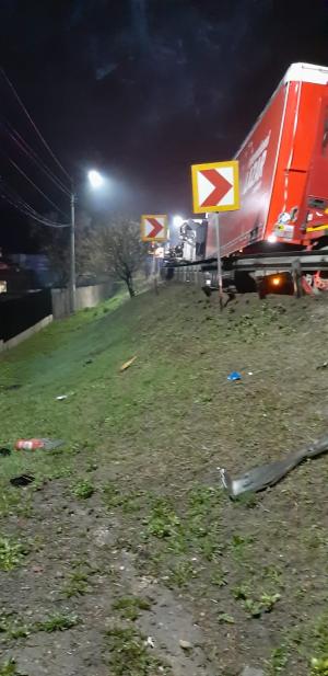 Două TIR-uri s-au ciocnit frontal pe Valea Oltului, după ce unul dintre şoferi a intrat cu camionul pe contrasens