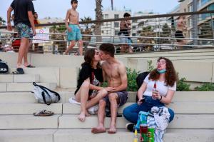 Cum arată revenirea la normalitate. Cetățenii din Israel, țara care a învins pandemia, nu mai sunt obligați să poarte mască în aer liber