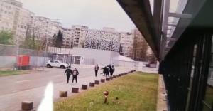 Imagini cu crima între migranți de la Timișoara. Agresorul a scos cuțitul și s-a năpustit asupra victimei, când a ajuns în dreptul ei