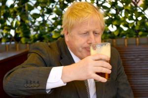 Boris Johnson sărbătorește relaxarea restricțiilor anti-COVID, în UK, cu o bere la un pub din Wolverhampton