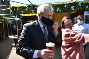 Boris Johnson sărbătorește relaxarea restricțiilor anti-COVID, în UK, cu o bere la un pub din Wolverhampton