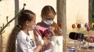 Zeci de copii buni la învăţătură, din mediul rural, experienţă inedită la muzeul satului din Galaţi