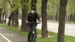 Klaus Iohannis a mers cu bicicleta la Cotroceni. "Lăsaţi maşina acasă, veniţi pe jos, cu bicicleta sau cu transportul public"