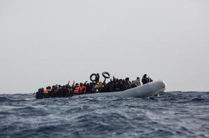 Cel puțin 130 de migranți înecaţi, în Marea Mediterană, după ce barca de cauciuc în care se aflau s-a răsturnat