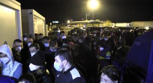 Mii de români se întorc acasă de Paşte. Cozi kilometrice în vămi, oamenii aşteaptă ore în şir ca să intre în ţară