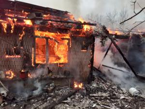 O familie întreagă a pierit în flăcări, în propria casă, cu o zi înainte de Florii. Tragedie teribilă la Vișeu de Sus, în Maramureș