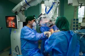 O studentă în anul I la Medicină, aflată în comă profundă, a fost salvată după o operație pe creier făcută la Iași