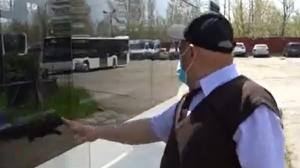 Un bărbat dezbrăcat, cu o sabie în mână, a semănat groază pe străzile din Târgoviște. Individul a atacat un autobuz