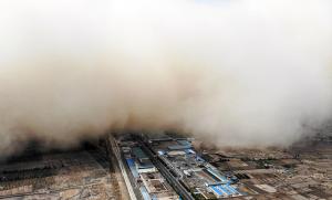 Furtună uriașă de nisip în provincia Gansu din China. Localnicii, sfătuiți să stea în casă și să închidă ferestrele