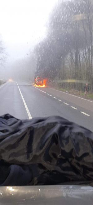 Un microbuz cu mai mulţi călători la bord a luat foc în mers, pe un drum din Iași
