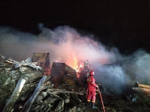 Incendiu masiv la un depozit de mobilă din Gheorgheni