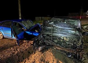 Fetiță de 1 an, ucisă într-un accident produs de doi șoferi din Borănești, pe drumul din sat. Mașinile s-au făcut zob în urma impactului