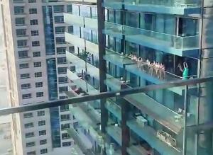 40 de tinere, majoritatea modele din Ucraina, au fost arestate la Dubai după ce au pozat nud la balconul unui zgârie-nori din Dubai Marina