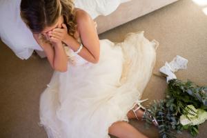 O femeie a fost confundată cu mireasa după ce a purtat o rochie albă din dantelă la ceremonie