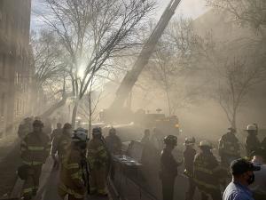 Peste 400 de pompieri se luptă cu un incendiu la un bloc de apartamente din Queens, New York