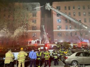 Peste 400 de pompieri se luptă cu un incendiu la un bloc de apartamente din Queens, New York