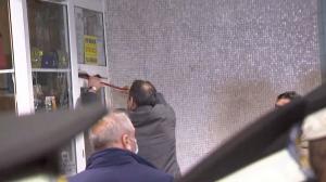Evacuare cu scandal la metrou: Sindicaliștii și proprietarii s-au certat cu Radu Mihaiu. Directorul Metrorex a încercat să deschidă un chioşc cu ranga