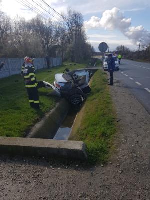 BMW rupt în două pe un drum din Gorj, jumătate din maşină a fost aruncată pe partea opusă a şoselei