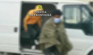 Suedez prins având în microbuz opt migranţi care ar fi intrat ilegal în România