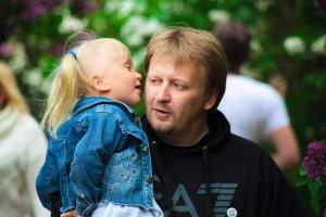 13 copii au rămas orfani, după ce ambii părinţi au murit răpuşi de Covid-19, în Ucraina