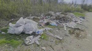 Munţi de gunoaie au invadat Parcul Herăstrău, din cauza disputei dintre autorităţi şi compania de salubrizare