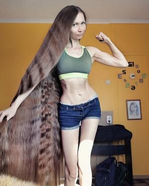 Rusoaica „Rapunzel”, tânăra care nu şi-a mai tuns părul de 17 ani. Secretul cu care își îngrijește podoaba capilară unică
