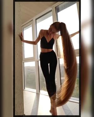 Rusoaica „Rapunzel”, tânăra care nu şi-a mai tuns părul de 17 ani. Secretul cu care își îngrijește podoaba capilară unică