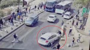 Noi lupte între palestinieni și israelieni. Momentul în care o mașină atacată cu pietre intră în oameni
