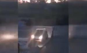 Șofer, filmat în timp ce-și testa mașina pe rampele de skateboard dintr-un parc din Dej. Ce sancțiuni riscă bărbatul