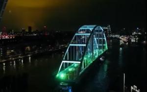 Priveliște inedită în Rotterdam. Un pod lung de 200m a fost plimbat, pe apă, până în apropierea portului
