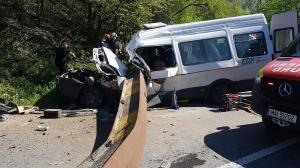 Tragedie cu doi morţi pe o şosea din Neamţ, după ce bucăţi dintr-un pod de cale ferată  s-au prăbuşit peste un microbuz