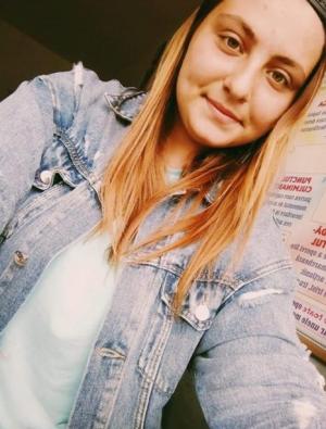 Denisa, o fată de 17 ani, a fost găsită spânzurată în curtea bunicii din Iași. Fata venise în vizită