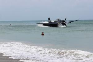 Un avion s-a prăbuşit în timpul unei şedinţe foto pe plajă. Un cuplu sărbătorea venirea pe lume a bebeluşului lor