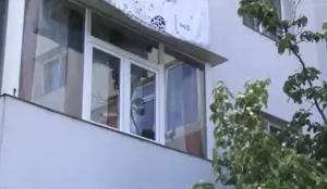Un copil de 4 ani a căzut de la primul etaj al unui bloc din Pitești. Băiețelul fusese lăsat singur în casă
