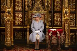 Detaliul sfâșietor de la ceremonia de deschidere a Parlamentului, în UK. Regina Elisabeta a stat singură în Camera Lorzilor