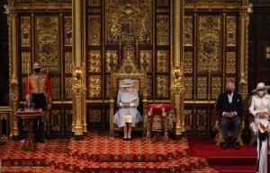 Detaliul sfâșietor de la ceremonia de deschidere a Parlamentului, în UK. Regina Elisabeta a stat singură în Camera Lorzilor