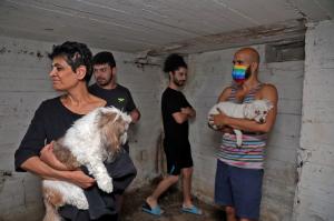Imaginile terorii în Israel vs Gaza: Oameni îngroziți ascunși în buncăre, o femeie s-a adăpostit în dulap. Palestinienii nu au unde fugi