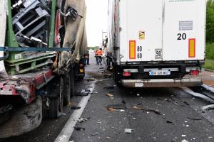 Doi șoferi români de TIR și-au făcut camioanele praf, pe un drum din Franța. Unul transporta sticle, celălalt fier vechi