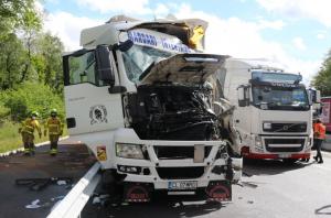 Doi șoferi români de TIR și-au făcut camioanele praf, pe un drum din Franța. Unul transporta sticle, celălalt fier vechi