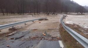 Cod roşu de inundaţii în Bihor. Râuri din alte 8 județe, sub avertizare cod portocaliu