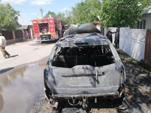 Ford Focus făcut scrum, după ce a luat foc în mers. Doi minori au fost scoşi din maşină la timp - FOTO