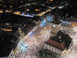 Imagini impresionante de la slujba de Înviere din centrul Brașovului: Oamenii au păstrat distanța socială în așteptarea luminii sfinte