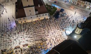 Imagini impresionante de la slujba de Înviere din centrul Brașovului: Oamenii au păstrat distanța socială în așteptarea luminii sfinte