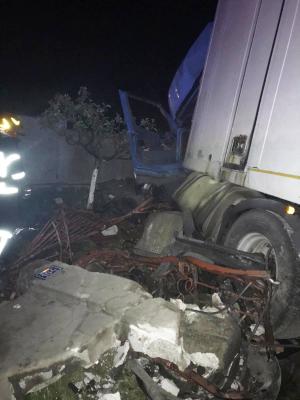 Un TIR scăpat de sub control a făcut ravagii pe un drum din Vrancea. Şoferul a rămas blocat în cabină. GALERIE FOTO