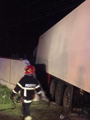 Un TIR scăpat de sub control a făcut ravagii pe un drum din Vrancea. Şoferul a rămas blocat în cabină. GALERIE FOTO