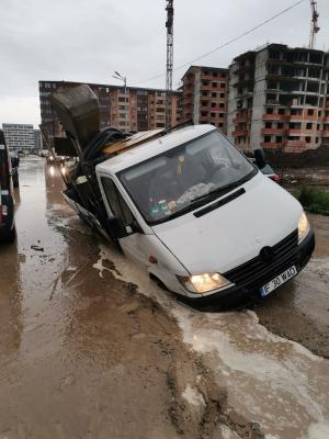 Dezastru pe o şosea din Chiajna: un drum s-a surpat din cauza vremii şi a devenit o adevărată capcană pentru şoferi