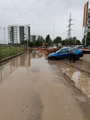 Dezastru pe o şosea din Chiajna: un drum s-a surpat din cauza vremii şi a devenit o adevărată capcană pentru şoferi