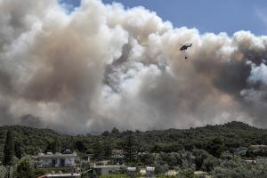 Incendiu puternic în Golful Corint din Grecia, în apropiere de Loutraki. Șase sate și două mănăstiri au fost evacuate